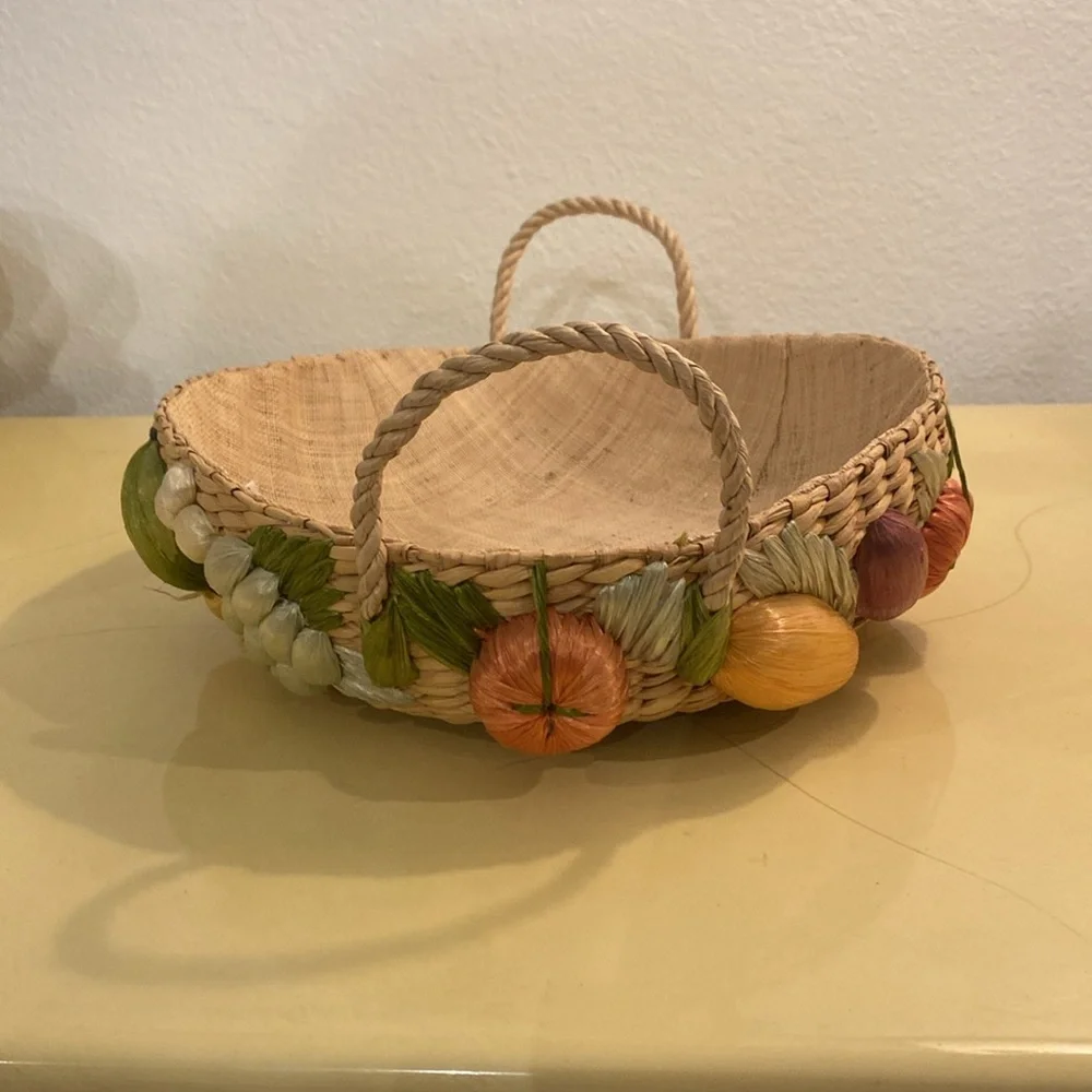 Vintage Woven Raffia Straw Round Casserole Basket.‎  Handles.  Colorful Veggie